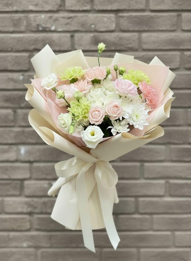 Букет цветов из: Гвоздики, Розы, Лизиантусы и Хризантемы в Уинское