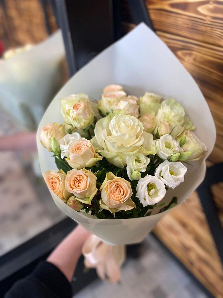 Букет цветов из: Розы и Лизиантусы в Уинское